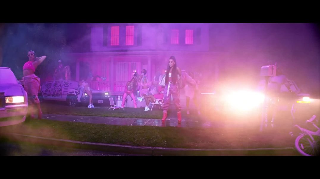 Ariana Grande - 7 rings (Official Video)